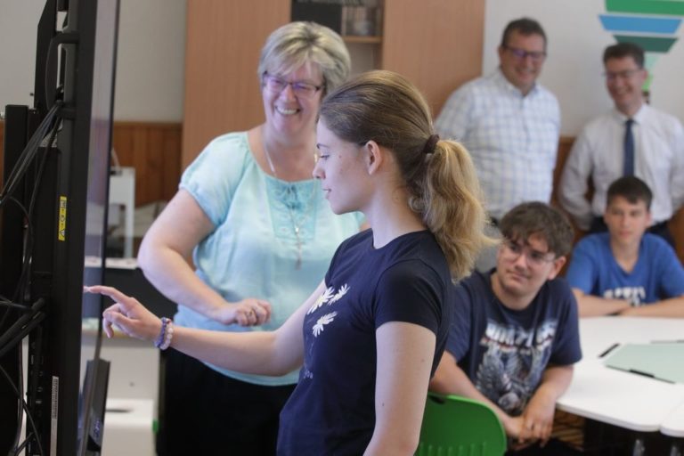 Énekszóval avatták az okostantermet a Kodály Zoltán Általános Iskola és Gimnáziumban